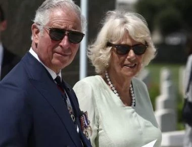 Δεξίωση στην βρετανική πρεσβευτική κατοικία προς τιμήν του πριγκιπικού ζεύγους με ηχηρές παρουσίες